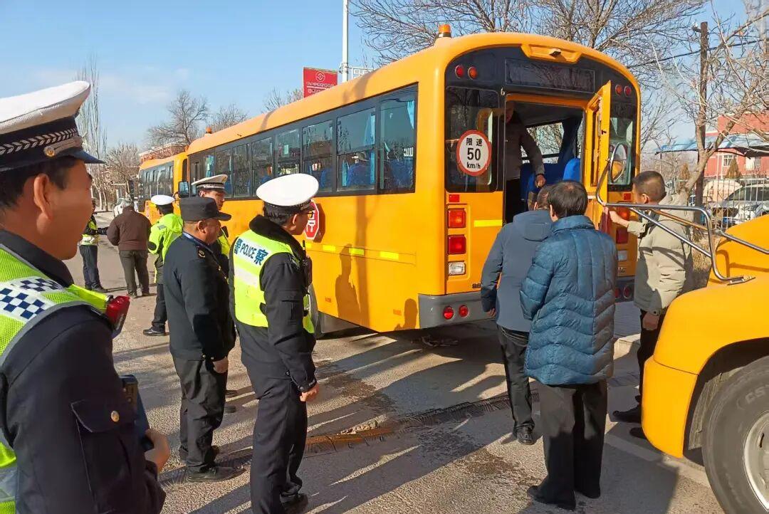 平羅縣教育局聯(lián)合多部門開展歲末年初校車安全專項(xiàng)檢查